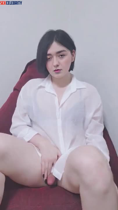 Hottie Maisie Williams jacking her cute cock off and cumming a bit - DeepFakesCeleb