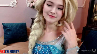 Blonde sucking your fingers with big plrasure - Sana (사나 트와이스) face swap